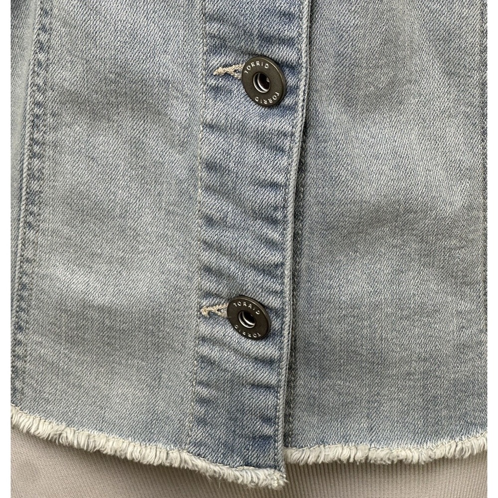 Torrid Denim Jacket Womens 4 Light Wash Frayed Hem Stretch Button Front Plus - Picture 4 of 16
